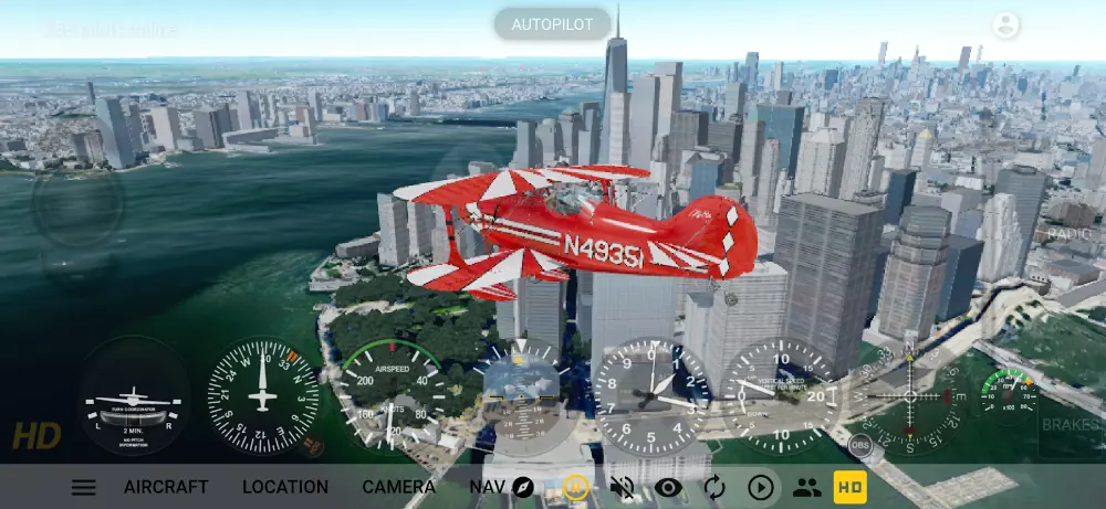 Biplano vermelho a sobrevoar uma cidade no jogo GeoFS - Flight Simulator